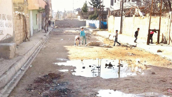 Nusaybin'de PKK çocuklara barikat kurduruyor