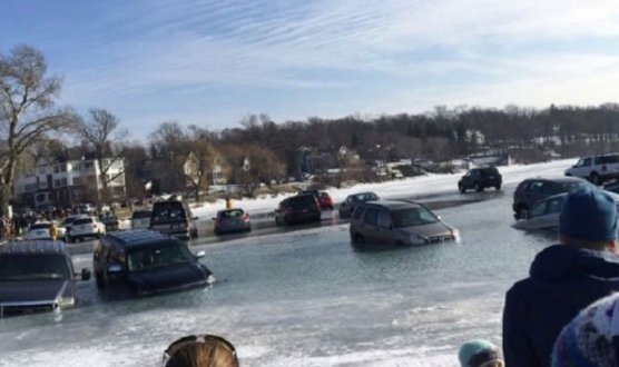ABD'de 20 araç donmuş gölde mahsur kaldı