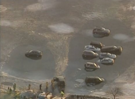 ABD'de 20 araç donmuş gölde mahsur kaldı