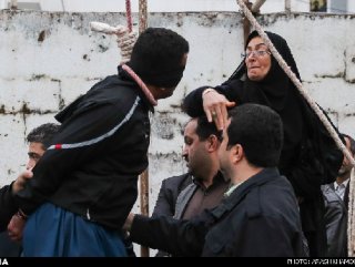 İran'da bir kadın oğlunun katilini son anda ipten aldı