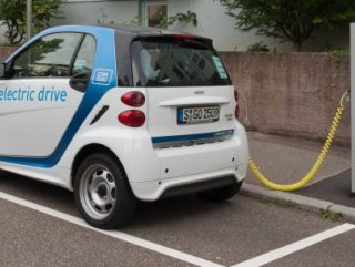 Fransa'da elektrikli otomobiller için yaş sınırı 14