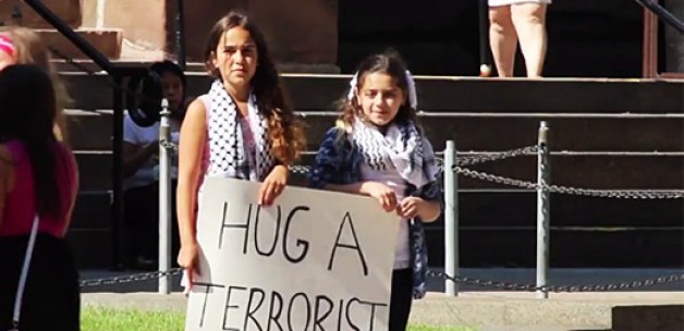 İki Filistinli kızdan ABD'de Gazze eylemi
