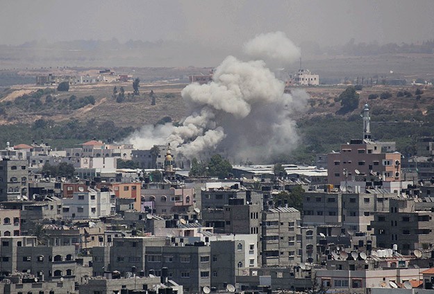 İsrail karadan ve havadan Gazze'yi vurdu