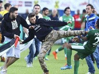 Taraftardan İsrailli futbolcuya uçan tekme - İzle