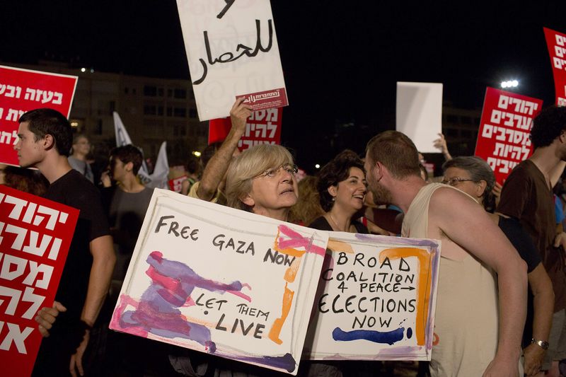İsrailliler Gazze saldırılarını protesto etti