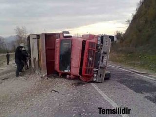 İçerenköy-Maltepe kavşağında kamyon devrildi 2 yaralı