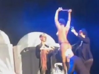 Lady Gaga İstanbul konserinde sahnede soyundu
