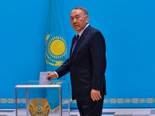 Kazakistan'da Nazarbayev yeniden Devlet Başkanı seçildi