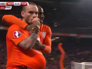 Berna Laçin Sneijder'in gol sevincini yanlış anladı