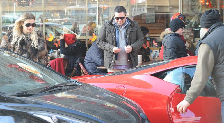 Hacı Sabancı ile Özge Ulusoy Ferrari'yle kahvaltıya gitti
