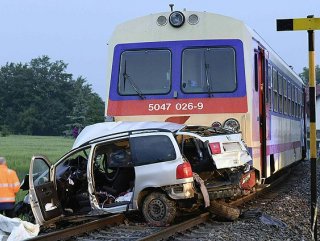 Avusturya'da tren otomobile çarptı 5 ölü