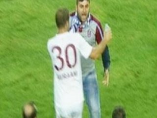 Başakşehir - Trabzonspor maçında taraftar sahaya girdi