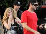Avril Lavigne sokakta beş kişiden dayak yedi