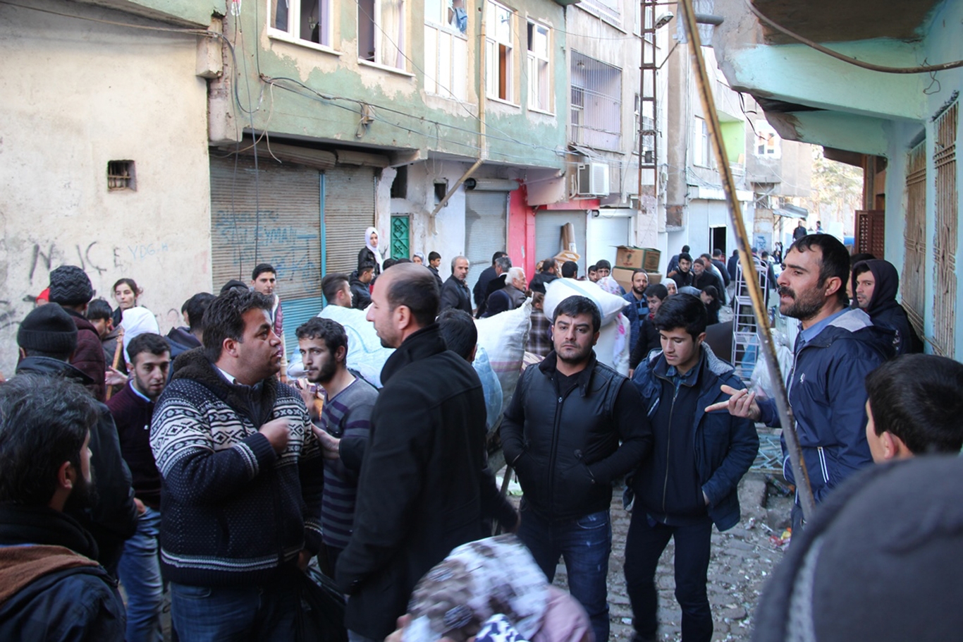 Sur'da zabıta araçlarıyla anons yapan HDP'lilere tepki
