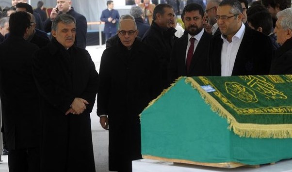 Abdullah Gül kayınpederini son yolculuğuna uğurluyor