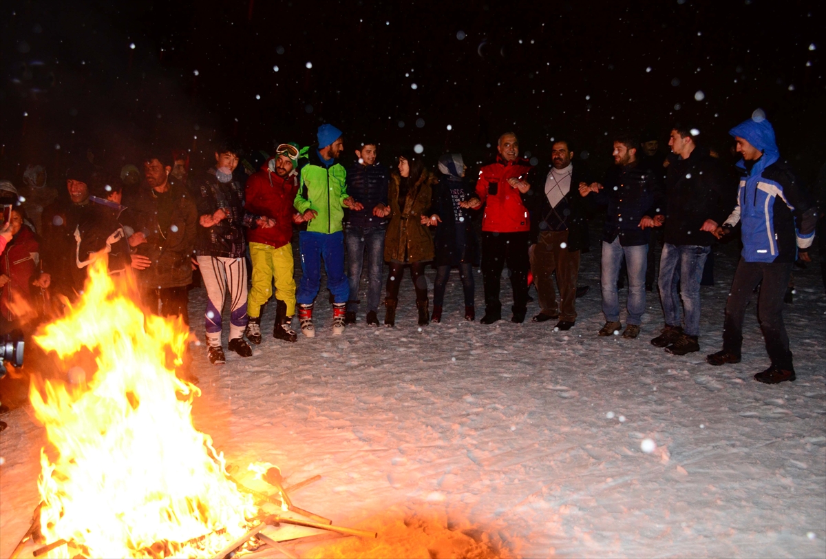 Bitlis'te meşaleli kayak gösterisi